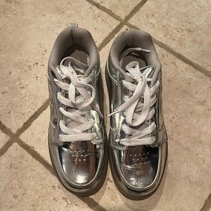 Glow in the dark Heelys Size youth 6